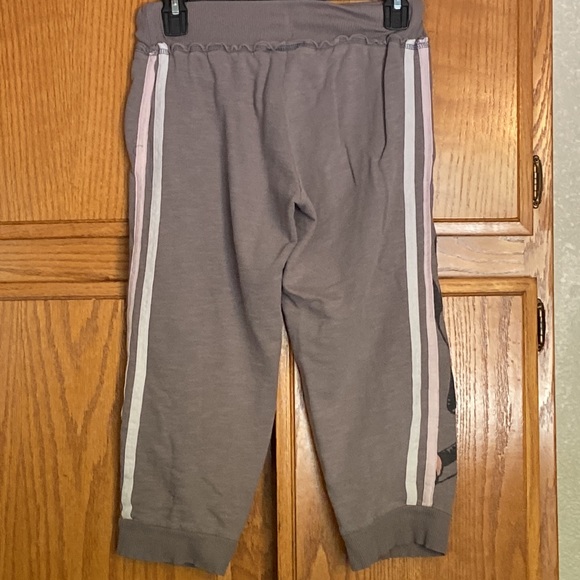 Disney cropped / capri length sweatpants.  Womens size XS.  good used condition - Picture 4 of 5